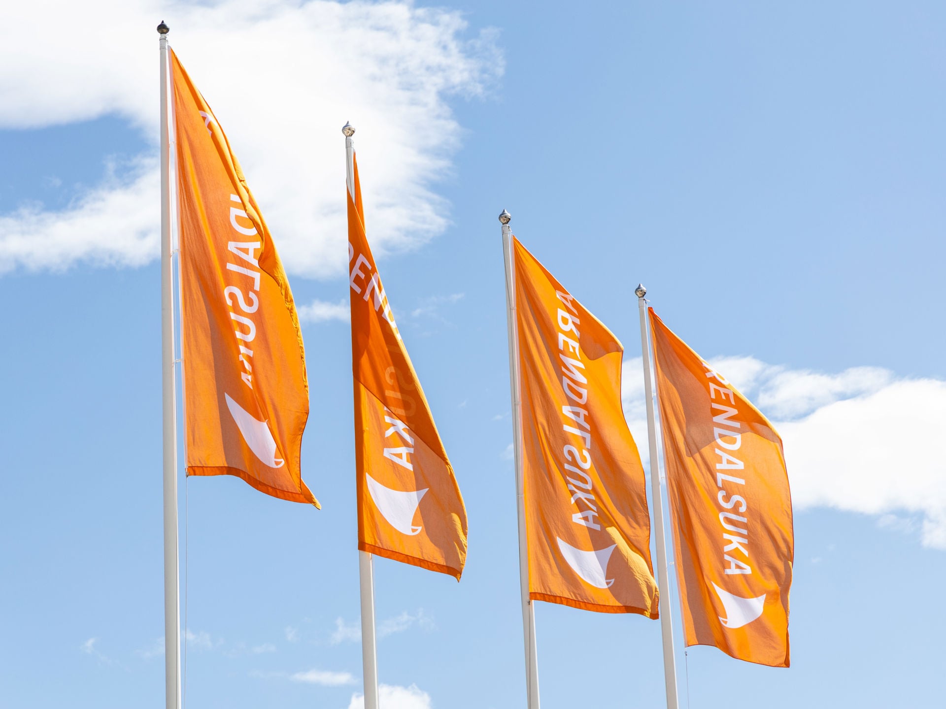 Oransje flagg som promoterer Arendalsuka