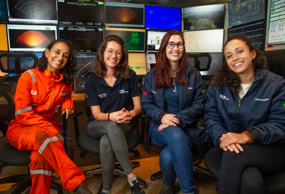 Survey-teamet om bord på "Skandi Chieftain", fra venstre Julia Porto, Walkiria Salvadori, Raiane Rintielle og Ana Livia Coelho Neto. Foto: Håvard Solerød