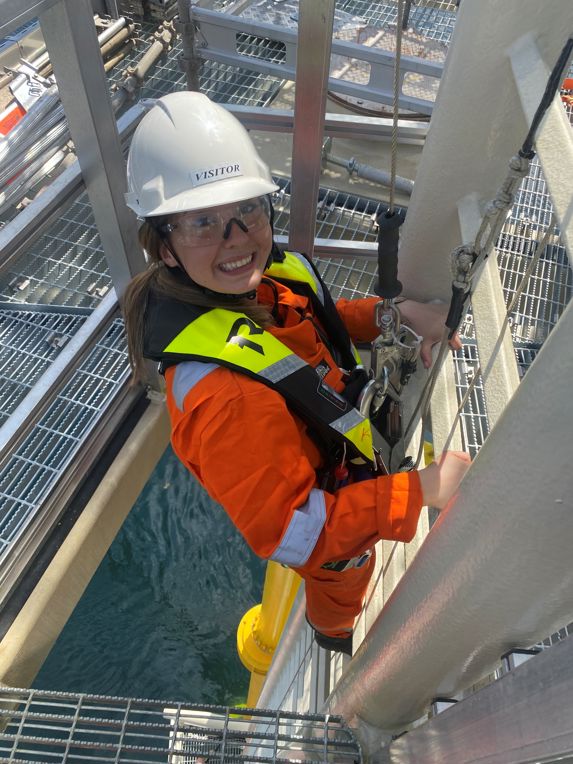 Sara Marie kjeldby på jobb om bord et dof-skip som server havvindindustrien 