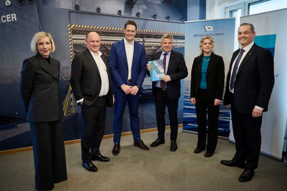 Fra venstre: Lise Duetoft, strategidirektør i Höegh Autoliners, Andreas Enger, administrerende direktør i Höegh Autoliners, Harald Solberg, administrerende direktør i Norges Rederiforbund, Bjørnar Skjæran, fiskeri- og havminister, Heidi Kilemo, rådgiver i Norges Rederiforbund og Erik Nyheim, administrerende direktør i Höegh LNG. Foto: Benjamin André Ward.