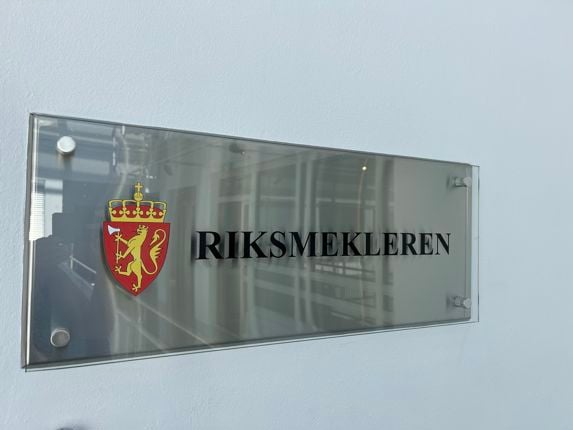 Illustrasjonsbilde, skilt mmed Riksmeklerens logo 