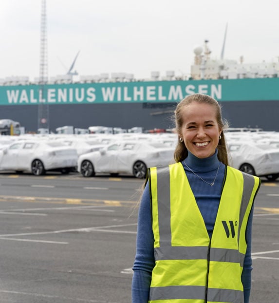 Oda Dregelid i refleksvest foran et wallenius wilhelmsen skip i havnenen i zeebrugge