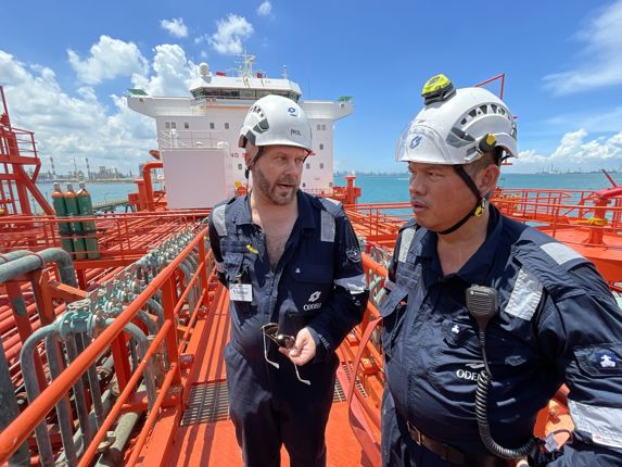 port captain odd arne hansen og en sjømann om bord i Bow flora i singapore