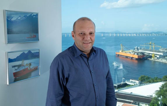 Felipe Meira i Solstad Offshore, Brasil med utsikt over havna i bakgrunnen